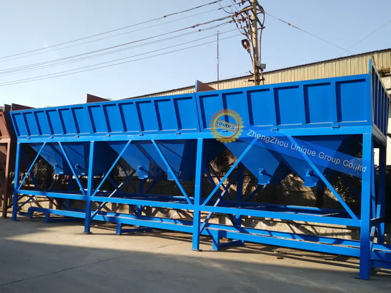 Aggregate batcher for the concrete mixing plant